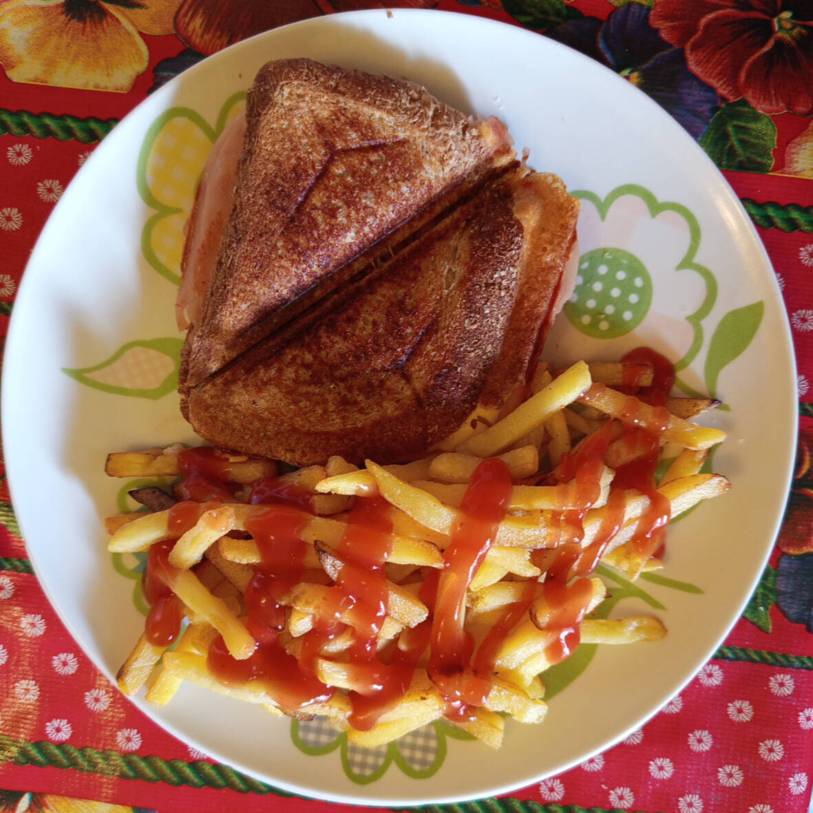 Sandwich Gratinado con Papas Fritas
