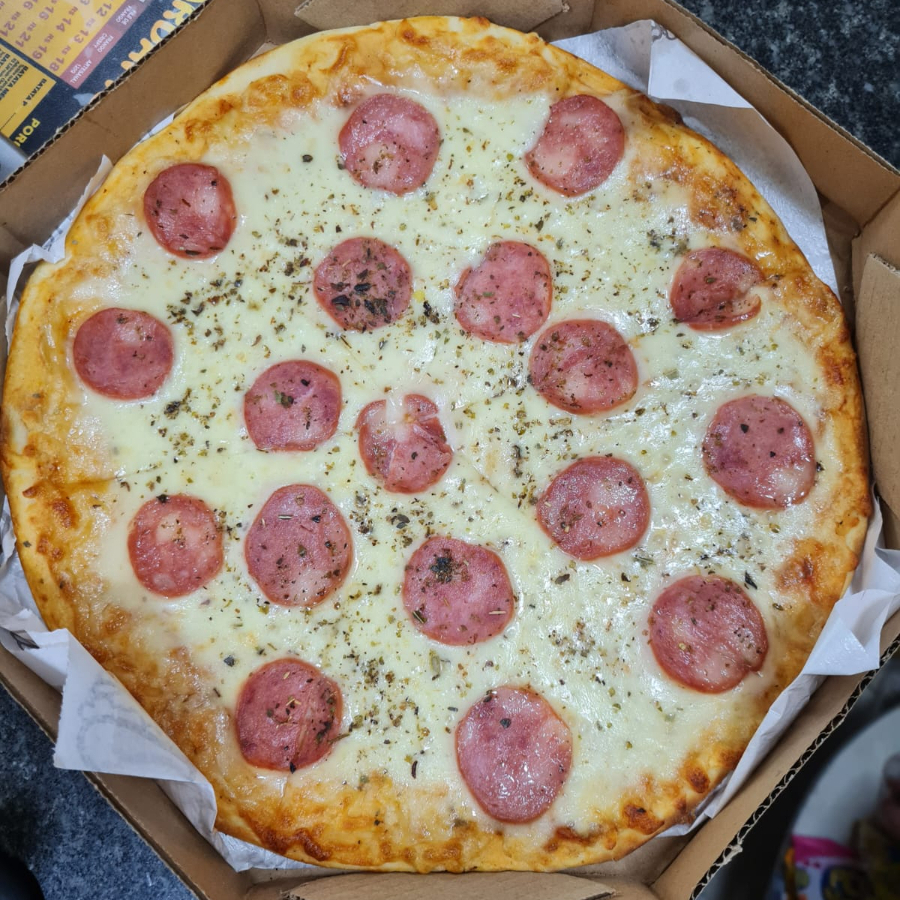 MASSA, MOLHO, MUSSARELA, CALABRESA E OREGANO