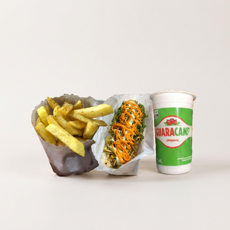 Cachorro Quente (salsicha ou linguiça) + Guaracamp + Batata Frita. Cachorro Quente: Pão, Salsicha/Linguiça, Molho Cozido: Tomate e Cebola, Ketchup, Molho Verde e Batata Palha.