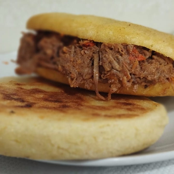 Arepa de Carne Mechada