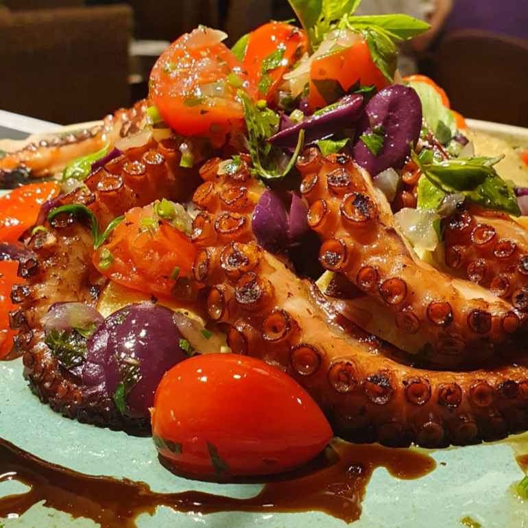 Polvo com batata e cebola roxa salteadas em azeite extra virgem,redução de balsâmico e alho ao forno ao molho provençal Carmelo