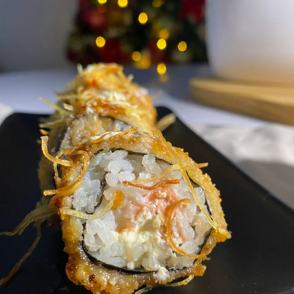Clássico empanado e irresistível! Enrolado frito com recheio de salmão, cream cheese e arroz, servido quentinho e crocante, com molho tarê por cima. Uma explosão de sabor em cada mordida!