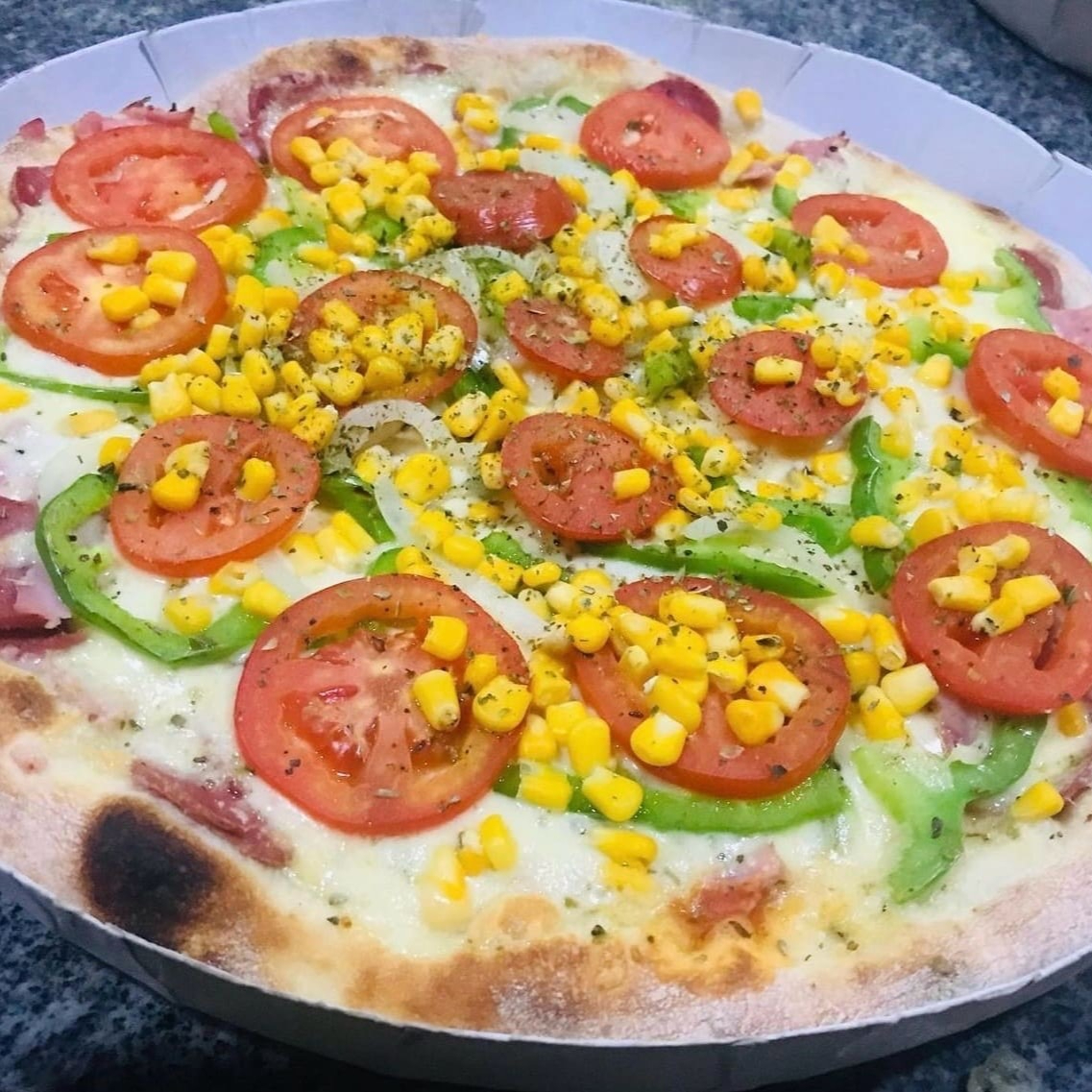 Mussarela, Presunto, Calabresa, Lombo, Bacon, Milho, Pimentão, Cebola e Tomate.