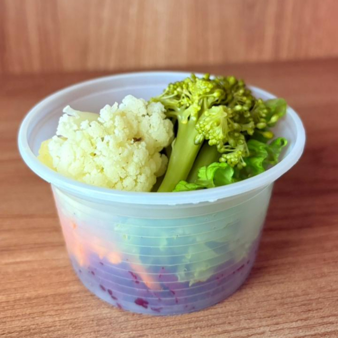 Quem disse que salada tem que ser sem graça? Nossa mini saladinha de 200ml entrega camadas de sabor e texturas que surpreendem. Colorida, nutritiva e muito refrescante.