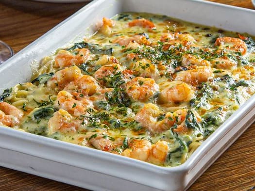 Camarões refogados com alho e cebola. Servido sobre espaguete ao molho Bechamel e espinafre. Serve 01 pessoa.(110g de camarão in natura)