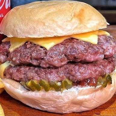 Burger Doble Carne Cheddar + Papas Fritas + Gaseos