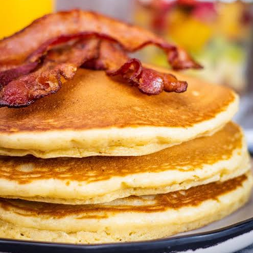 Hot cakes con tocino