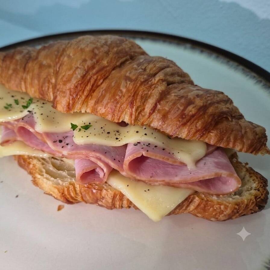 Croissant De Jamon y Queso