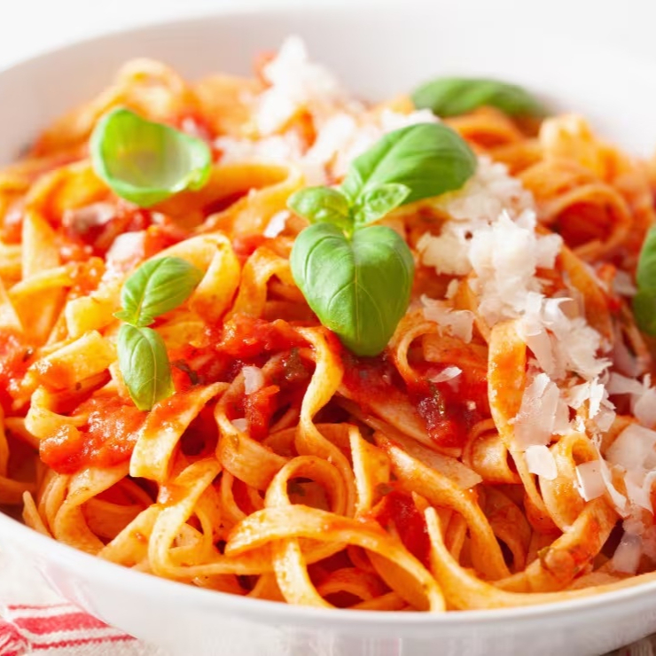 Monte seu macarrão ao molho vermelho com seus ingredientes favoritos. Sabor clássico, encorpado e irresistível. Acompanha Refrigerante 350ml Grátis.