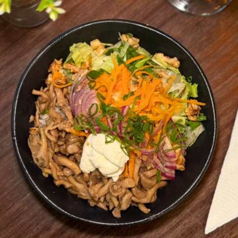 Arroz integral, mix de folhas frescas, cenoura ralada, cebola roxa, cream cheese, nozes crocantes e chips de batata-doce. Terroso, cremoso e cheio de textura. Conforto com pegada saudável.