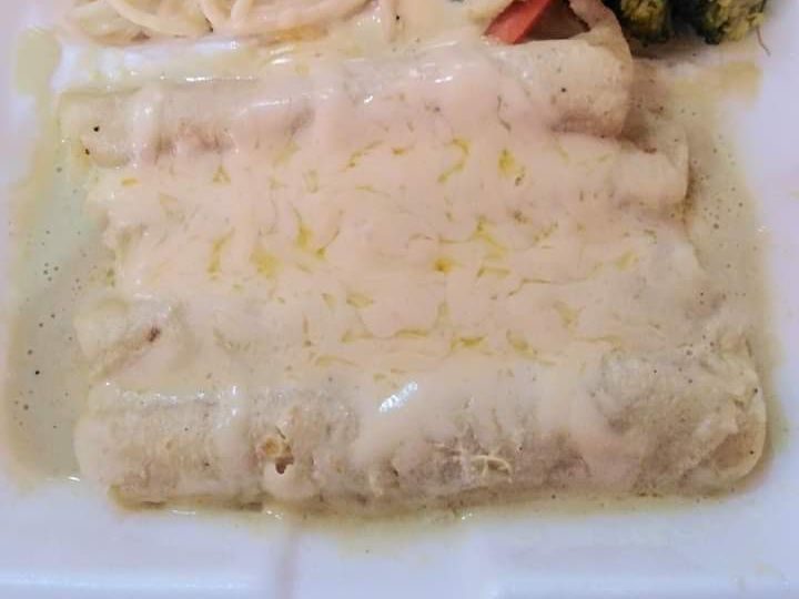 Enchiladas Suizas de Pollo, Frijoles y Chilaquiles