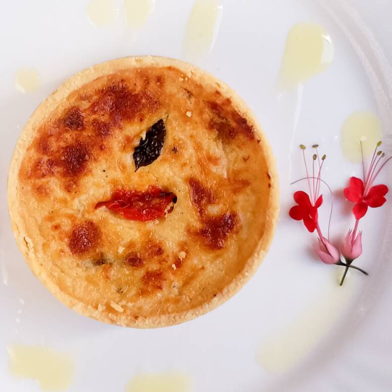 A culinária francesa chegou na IB Confeitaria! Nossa incrível Quiche Caprese chegou para entregar o equilíbrio perfeito da nossa massa crocante patê briseé e a suavidade do nosso recheio cremoso de queijo mussarela junto a suculência do tomate cereja e o frescor do manjericão. Leve toque de especiarias e finalizado com queijo parmesão gratinado. Ótima opção de lanche ou almoço vegetariano!
___Tags___
o melhor de Salvador, Ib Confeitaria, salgadinho gostoso , excelente , qualidade , elogiado , cinco estrelas , entrega rápida , entrega grátis , promoção , cupom , desconto , torta , torta salgada , frango , requeijão cremoso , queijo , presunto , manteiga , empadão , massa podre , camarão , temperado , coxinha , azeitona , milho verde , palmito , tortilha , sobremesa , lanche , quiche, pãozinho , croquete , risole , boliviano , quibe , degustação , cremoso , combo , calabresa , canapé , tartelete , barquete , crocante , pastel , pizza , festa, quibe , lanche , almoço , salgado