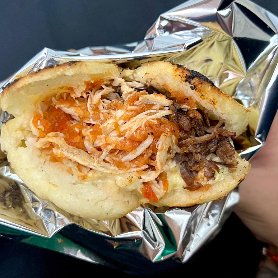 Arepa Carne y Pollo