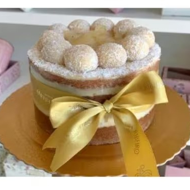 Torta de 1,5kg no acetato. De bolo de baunilha caseiro molhadinho intercalado com nosso creme de abacaxi com coco. obs. 1: não alteramos nenhum produto ou retiramos/adicionamos ingrediente. obs. 2: produto de consumo imediato. obs. 3: alguns produtos podem vir com vencimento do mesmo Dia.