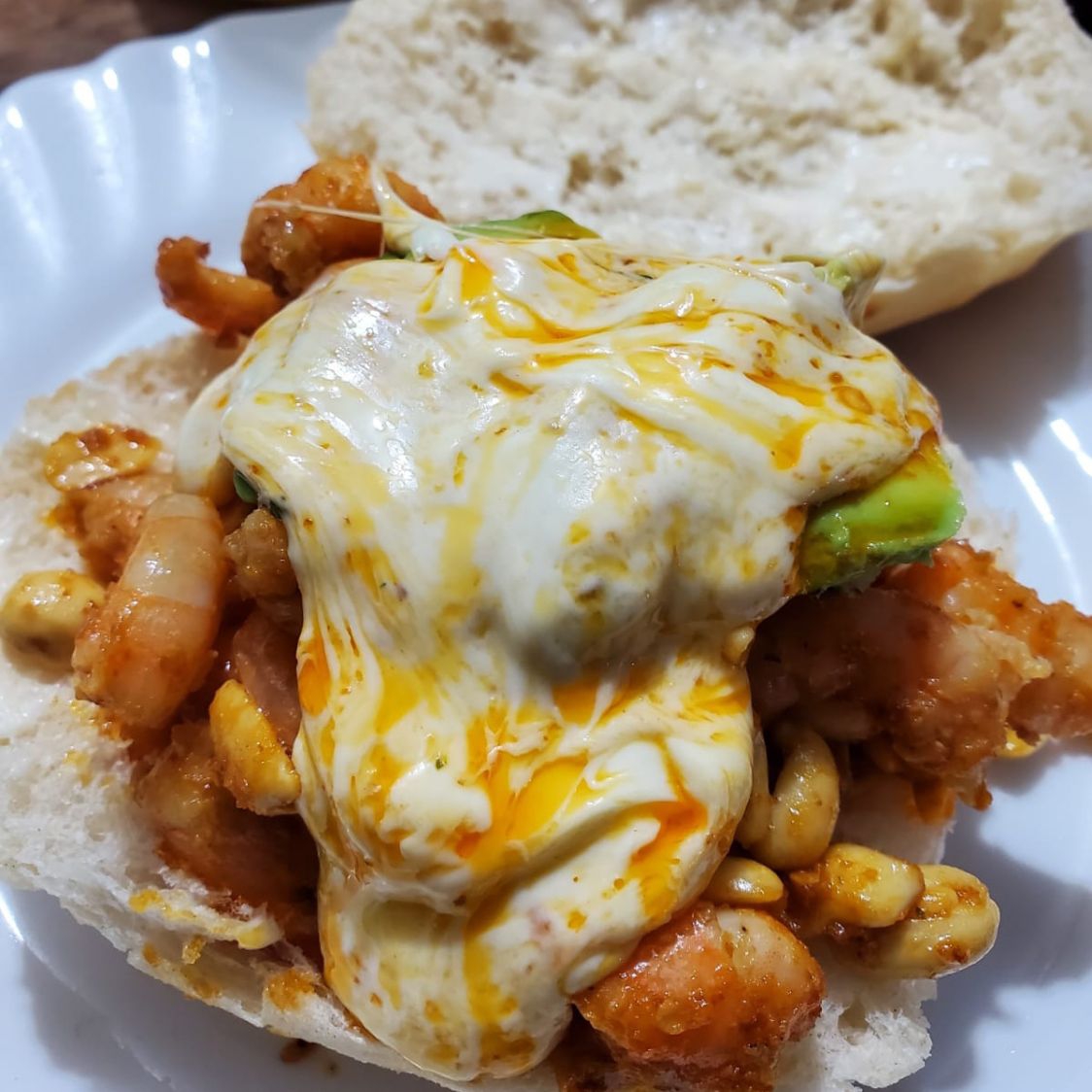 Torta de camarón de chiltepin y cacahuate