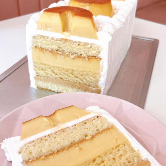 Deliciosa torta massa baunilha recheada com doce de leite e pudim. Peso Aprox 250gr
