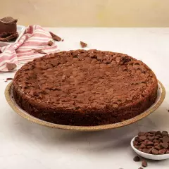 Brownie denso e úmido, com sabor intenso de chocolate e gotas que reforçam a textura. Imagem meramente ilustrativa.Serve até 16 fatias.