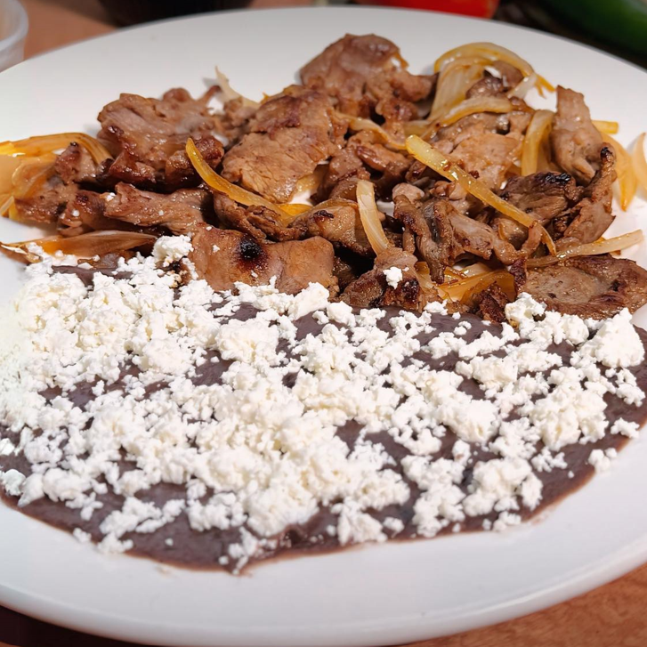 Bisteck Encebollado