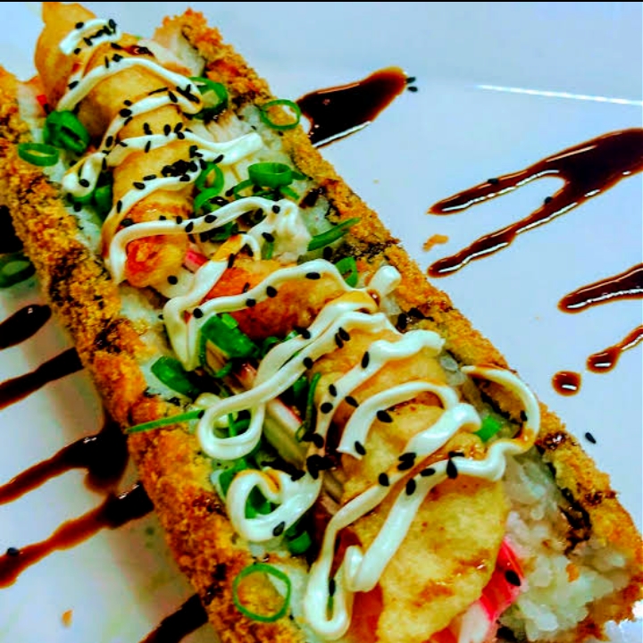 Delicioso sushi em forma de hotdog recheado com creme cheese e kani
