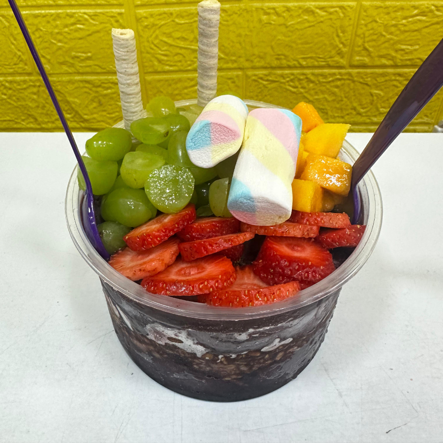 Um litro do verdadeiro açaí da Amazônia, cremoso e marcante, pra quem não se contenta com pouco. Monte com frutas, cremes e coberturas à vontade e viva uma explosão de sabor a cada colherada. É o pote dos fortes e dos apaixonados por açaí!