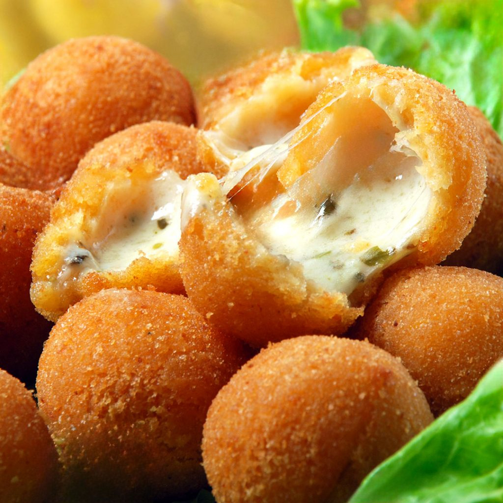 10 unidades das deliciosas bolinhas de queijo, fritos até ficarem dourados e crocantes por fora, e cremosos por dentro, perfeitos para acompanhar um bom lanche.