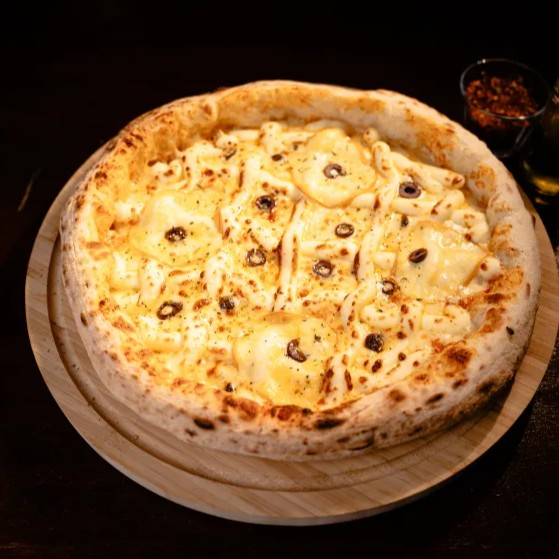 Saborosa pizza de 3 queijos! Massa de longa fermentação 24h, molho artesanal de tomate, mussarela, provolone, catupiry, finalizado com azeitonas.