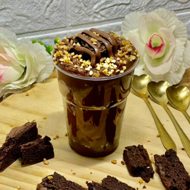 Nosso copo Ferreiro Rocher é uma verdadeira tentação! Com camadas de recheio de chocolate e pedaços de brownie molhadinho, amendoim e Nutella Original.