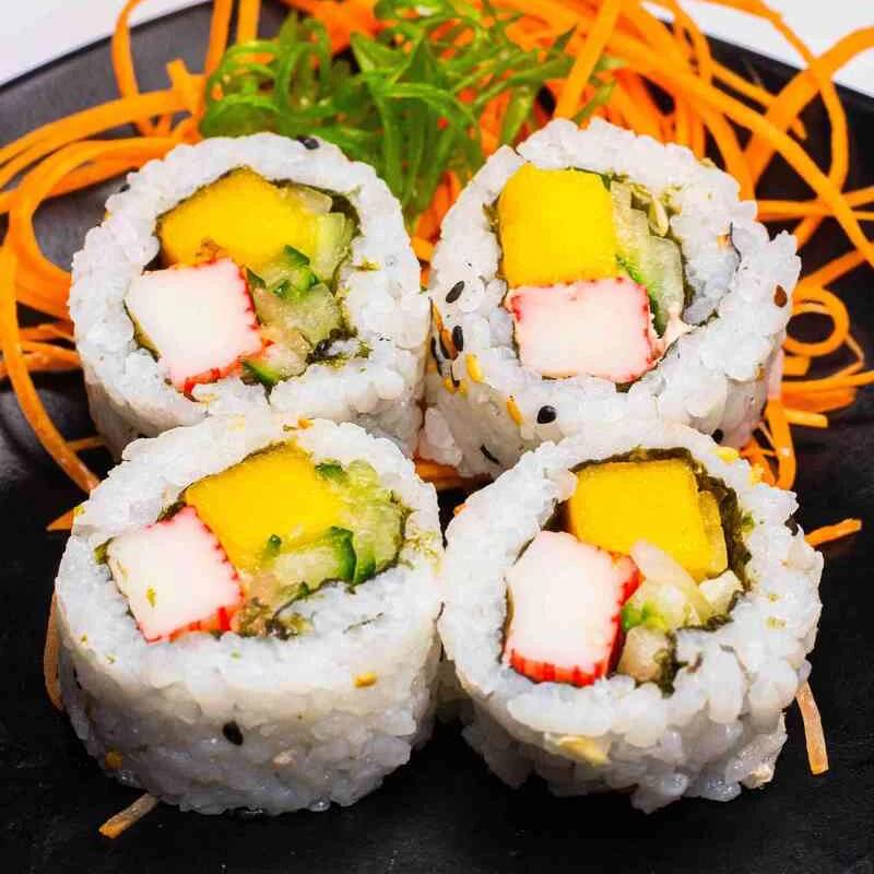 Nosso Uramaki Califórnia é recheado com cubos de kani-kama, pepino crocante e manga suculenta, tudo envolto em arroz e gergelim. Uma opção leve e saborosa para o seu pedido
Acompanha 1 hashi, 1 sachê de shoyo e 1 sachês de teriyaki