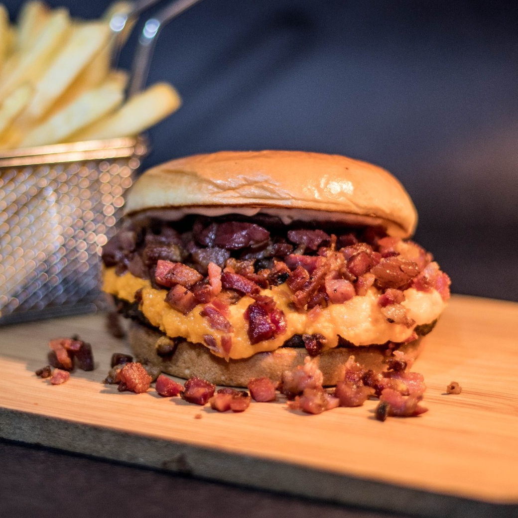 PÃO BRIOCHE, CARNE PICANHA, CHEDDAR CREMOSO, FAROFA DE BACON, CEBOLA ROXA, BARBECUE E MOLHO DA CASA.