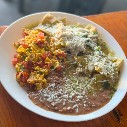 Chilaquiles con Huevo y Frijoles