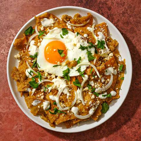 Chilaquiles rojos con huevo