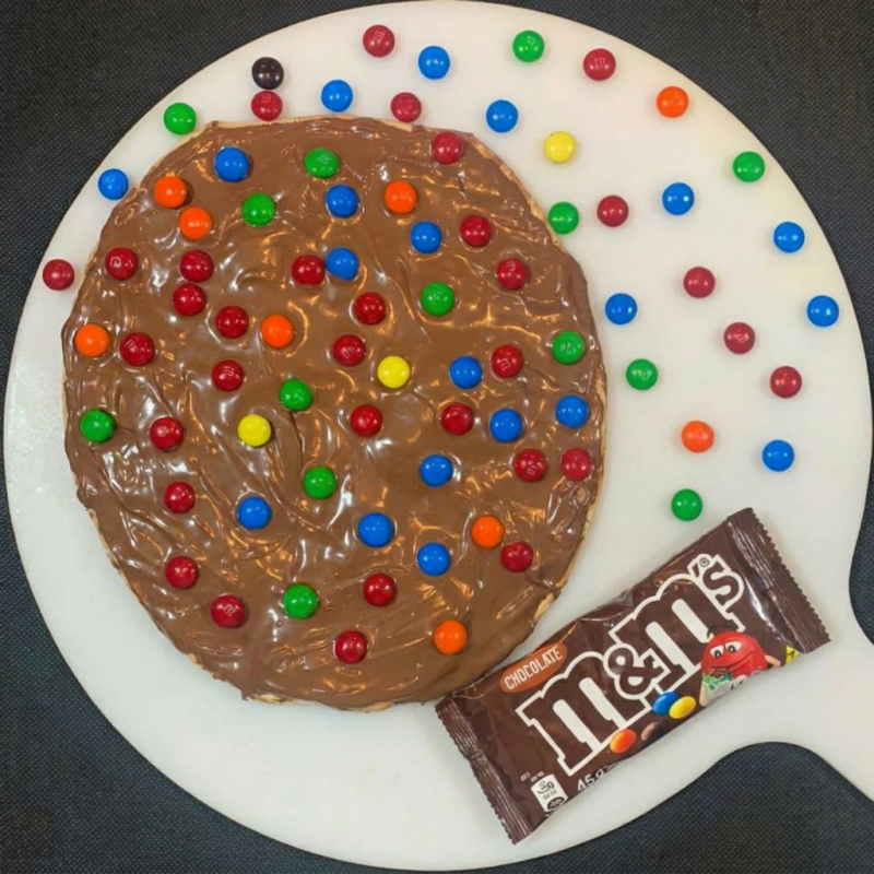 Adentre no universo das delícias com a nossa pizza doce de 30 cm, categorizada como uma das melhores de nossa seleção de Pizzas Doces. Repleta de sabor e feita com ingredientes frescos e selecionados, essa pizza é uma verdadeira tentação. Seu paladar será levado a uma viagem inesquecível, cheia de nuances doces e marcantes. Experimente e surpreenda-se com a harmonia e equilíbrio de sabores em cada