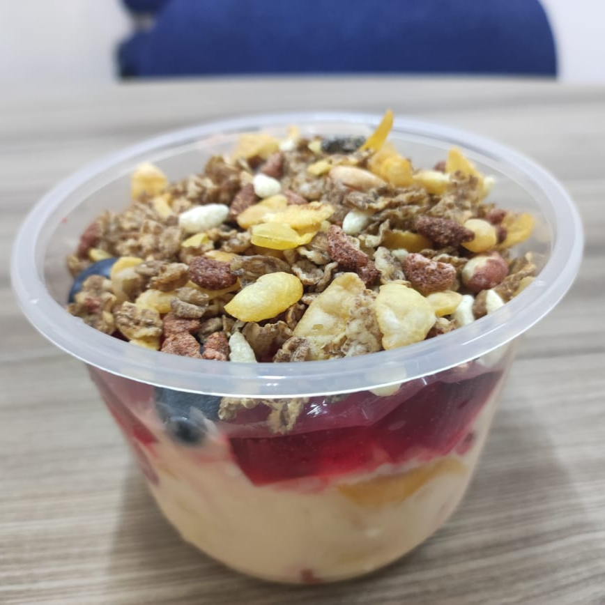 Ensalada de Frutas con Granola Pequeña