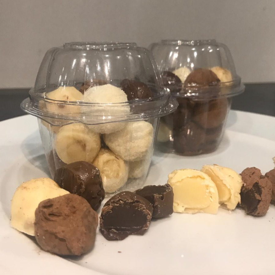 Belíssima embalagem com 12 mini trufas com cerca de 7g cada: 3 chocolate branco, 3 ninho, 3 chocolate preto, 3 cacau em pó 50%, bem recheados com uma excelente porção. Contém: creme de leite, leite condensado, margarina, chocolate preto e branco em barra, chocolate em pó e leite em pó.