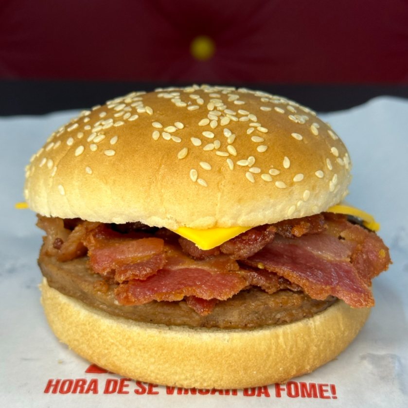 Pão, queijo, hamburguer sabor picanha 120gr, bacon, ketchup e maionese!