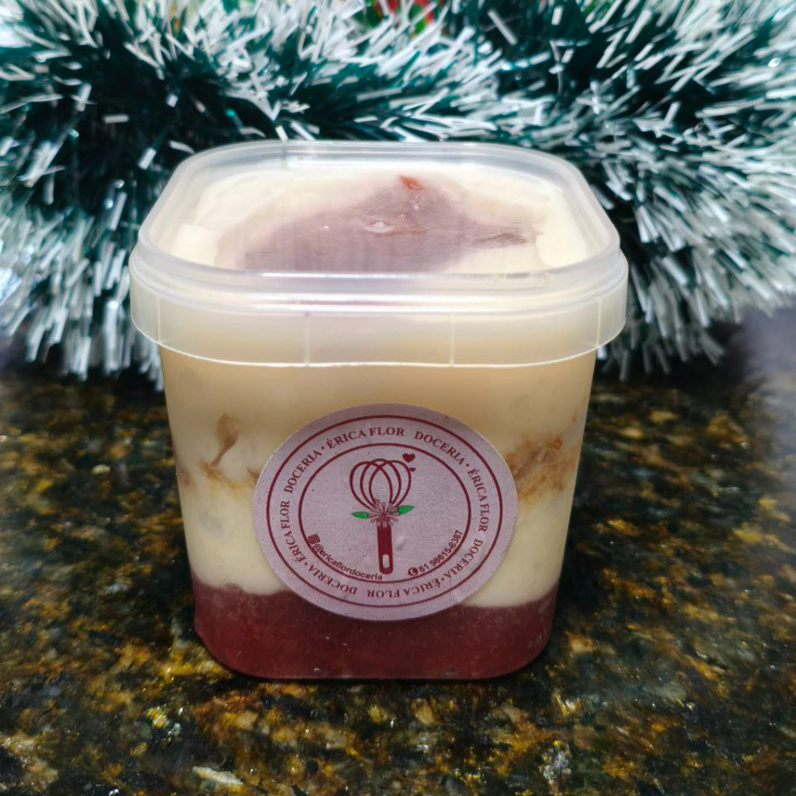 Duas camadas de Ninho, geleia de morango artesanal, uma camada de bolo e finalizada com chantininho. ----------palavra chave------------- bolo , fatia , chocolate , copo da felicidade , cupom , sobremesa , doce , morango , promoção , frutas , bombom , gelado , frete grátis.