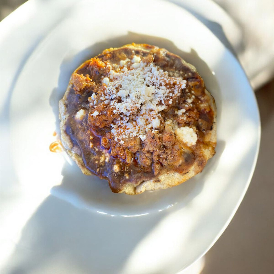 Picadita con Longaniza y Salsa Verde