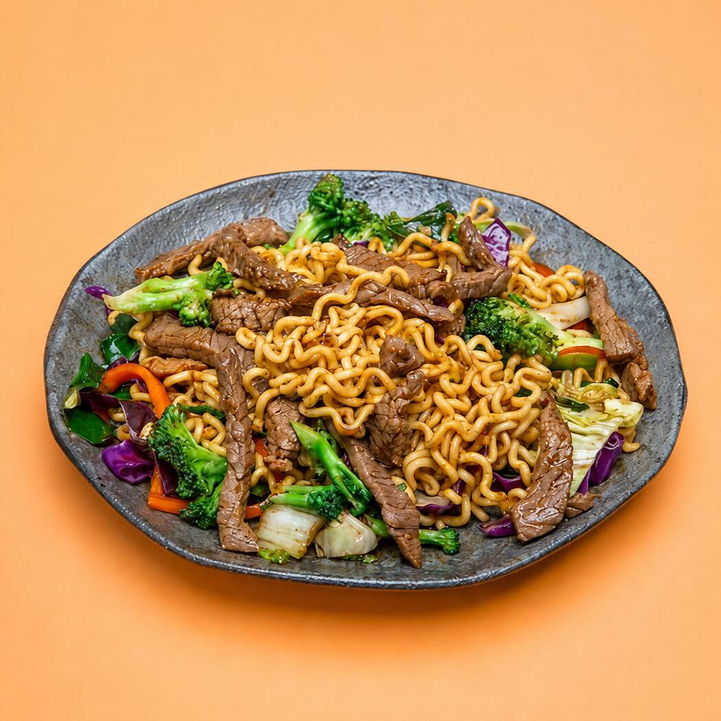 Delicioso Yakisoba Misto Recheado de Bastante Carne e Frango, Servido com Macarrão, Legumes e Molho Especial.