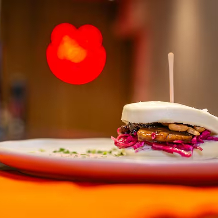 O Panda Bao é um sanduíche asiático que combina sabores intensos e texturas contrastantes dentro de um pão bao macio e levemente adocicado. Ingredientes: Pão bao macio e fofo, cozido no vapor Barriga de porco suculenta e caramelizada, com sabor rico e textura macia Picles de repolho, trazendo acidez e crocância para equilibrar a gordura da carne Amendoim torrado e triturado, adicionando crocância e um toque levemente adocicado Molho Tonkatsu, encorpado e agridoce, com notas umami que realçam os sabores O Panda Bao é uma explosão de sabor que equilibra o toque untuoso da barriga de porco, a acidez dos picles, a crocância do amendoim e a intensidade do molho Tonkatsu, criando uma experiência gastronômica irresistível. 2 unidades