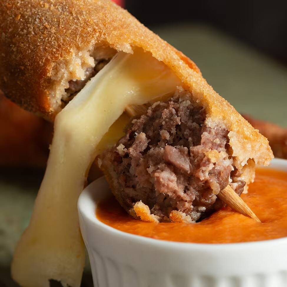 Bola de carne moída e queijo mussarela intercalados.