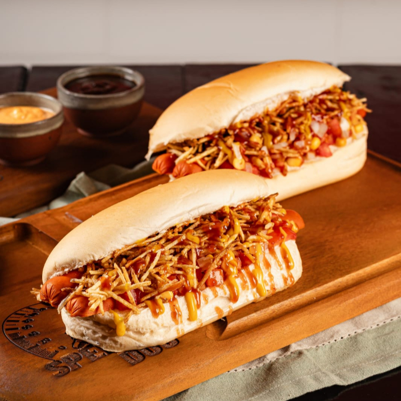 2 x tradicional prensado: Pão prensado na chapa, 2 salsichas(PERDIGAO), salada de milho, tomate, cebola, batata palha, maionese, mostarda e ketchup.