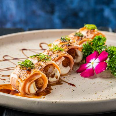 Lâmina de salmão maçaricada com azeite de ervas, recheada com cream cheese e camarão empanado, sem arroz.