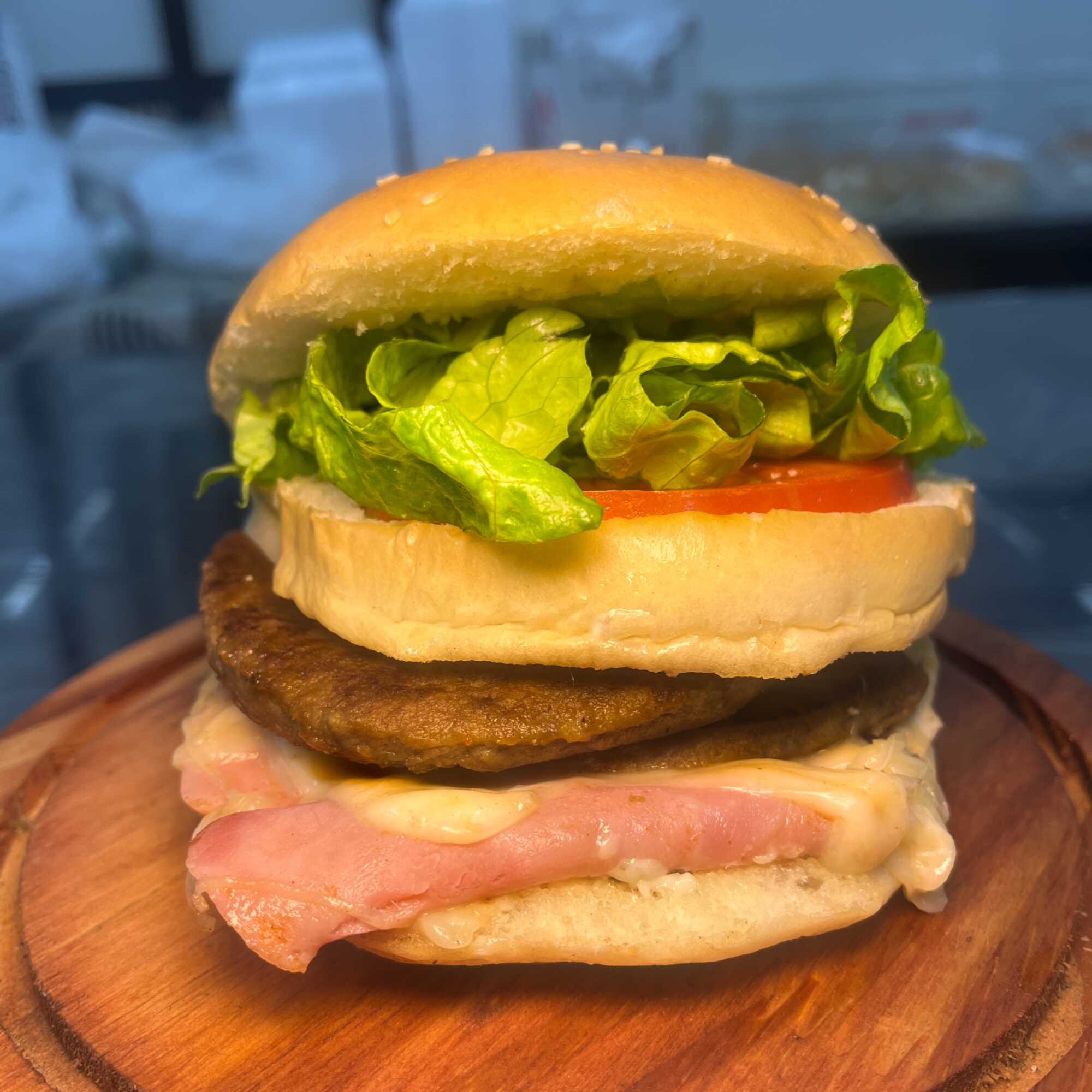 Hambúrguer Industrial de 90 gramas, (*qualidade Brasa), maionese caseira, alface, tomate, presunto e queijo.