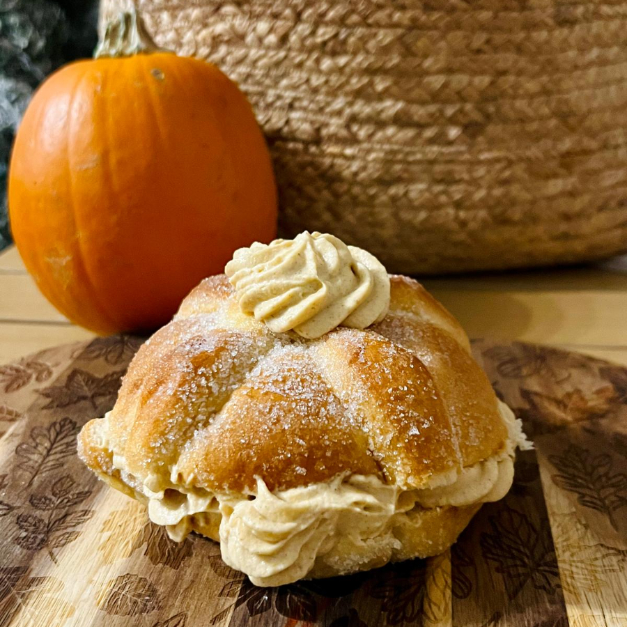 Pan De Muerto Relleno De Crema De Calabaza