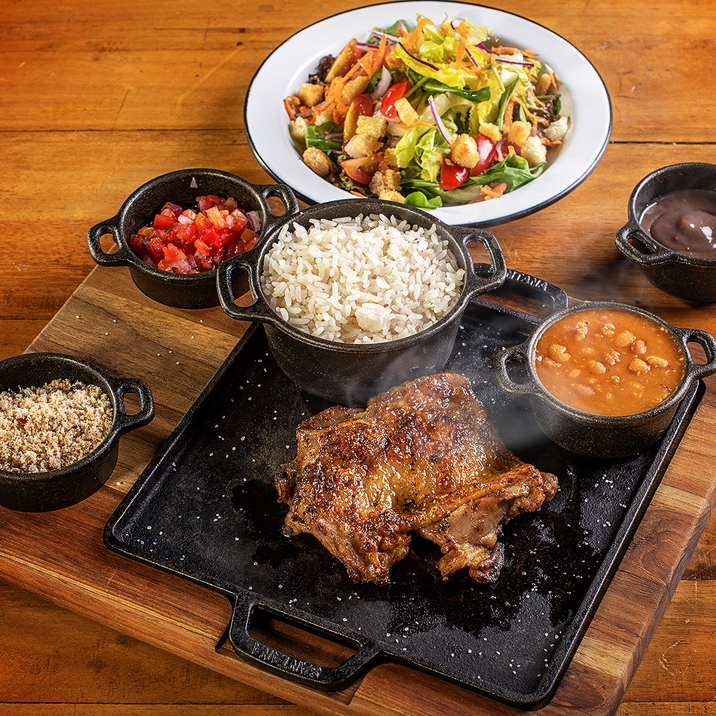 Coxa de frango na parrilla 180g in natura. - Entrada: Porção da nossa salada mix de folhas. - Acompanha Arroz e Vinagrete. - Sobremesa: brigadeiro de colher. Não enviamos talheres de plásticos. Caso queira os outros itens, adicionar nos complementos.