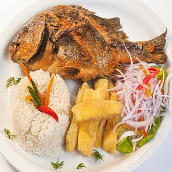 Pescado Frito con Yucas Doradas y Arroz + Bebida