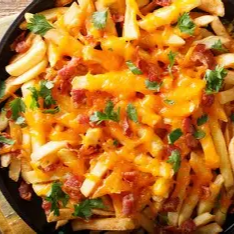 PAPAS CON QUESO AMARILLO Y TOCINO