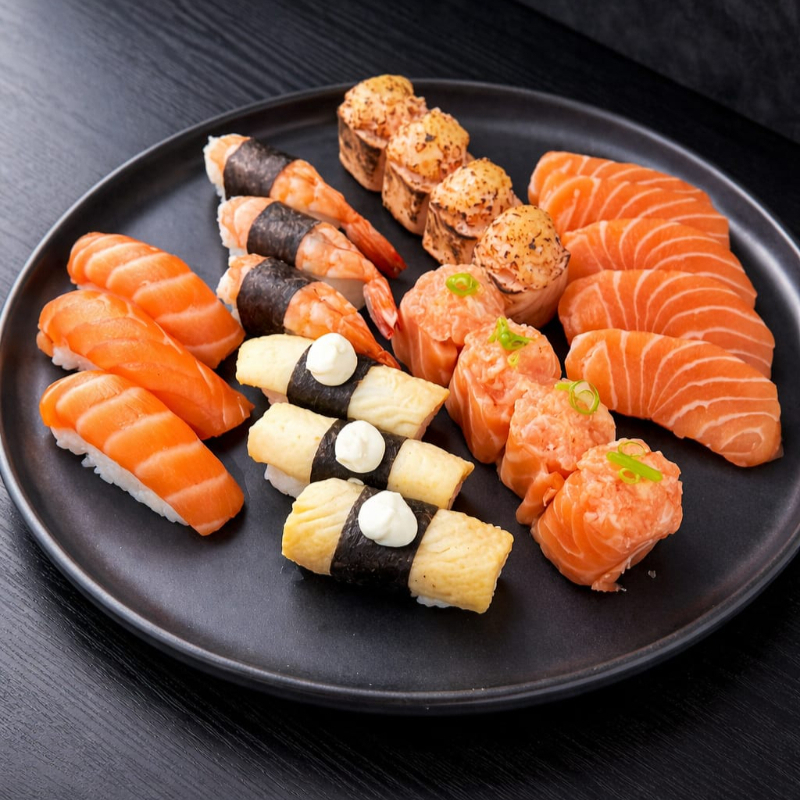 22 peças - 3x sushi de salmão, 3x sushi de camarão, 3x sushi do ursinho (bolinho de arroz, coberto com peixe empanado, geléia de pimenta e raspa de limão), 4x joe natural, 4x joe maçaricado e 5x sashimi de salmão.