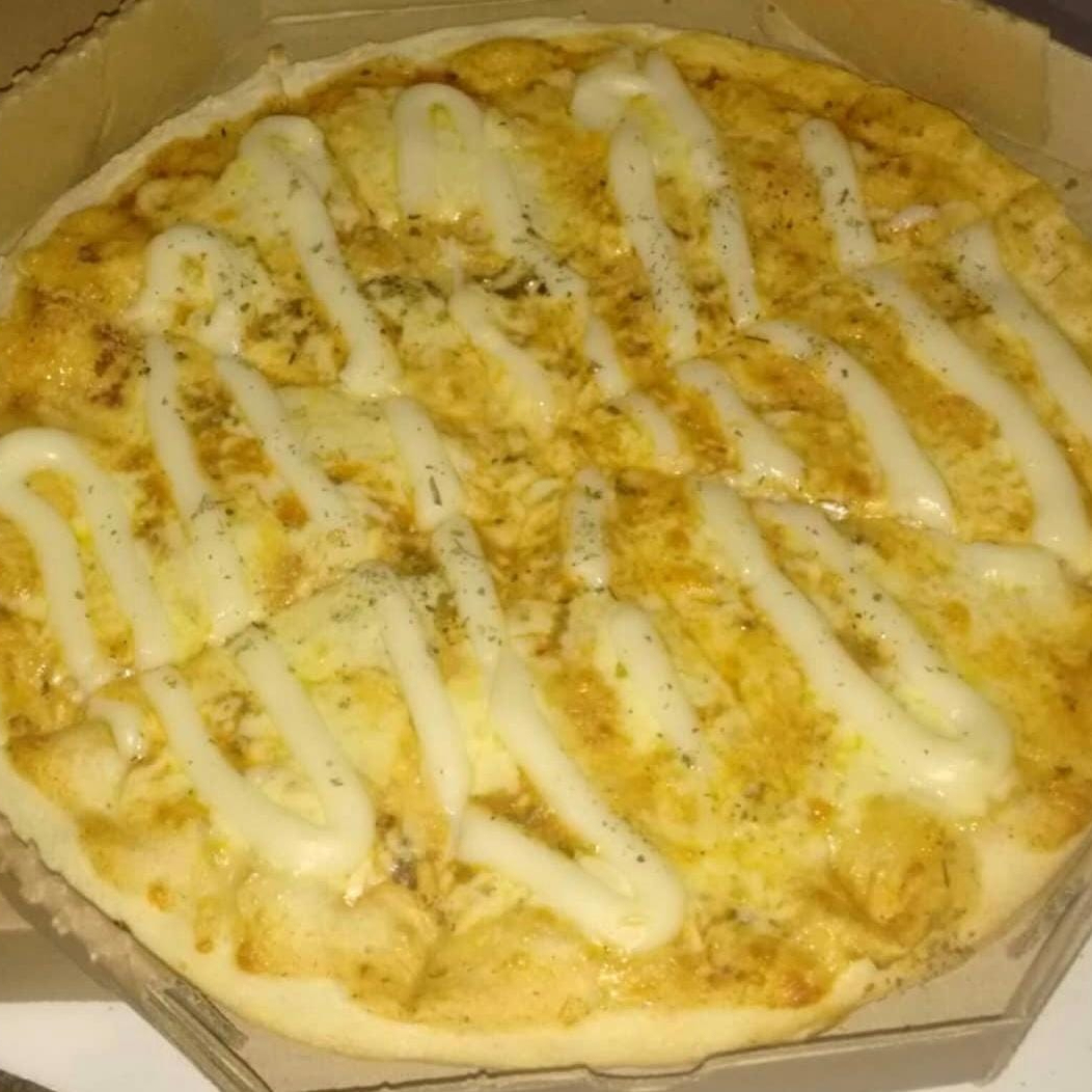 Massa, molho, queijo muçarela, queijo parmesão, catupiry e orégano.