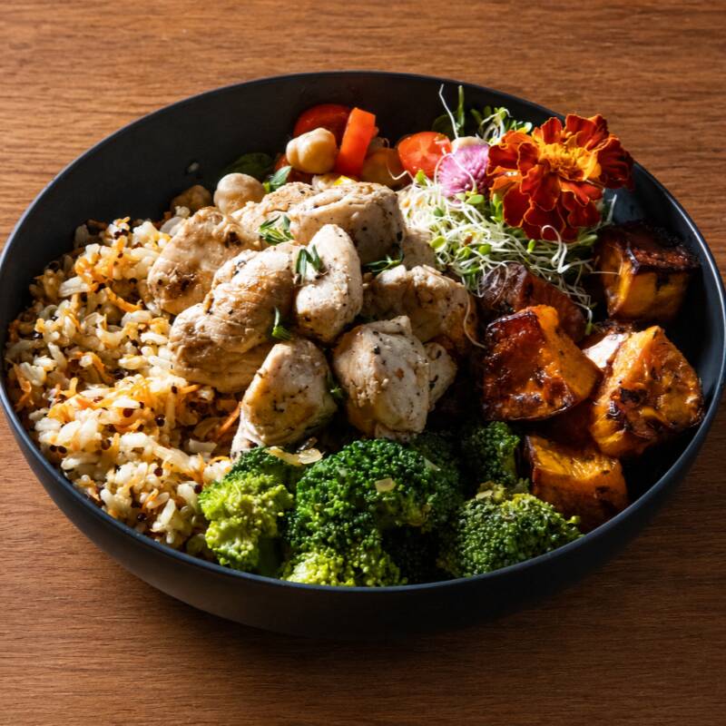 Com Aprox. 600g Base: Arroz Integral + Quinoa + Cenoura Proteína: Frango Grelhado em Cubos Complementos: Brócolis, Abóbora Assada, Salada de Grão-de-Bico (tomate cereja, cebola, pimentão amarelo e manjericão) e Broto de Alfafa. Colabora para Recuperação Muscular + Saciedade Macronutriente Calorias ~777 kcal Proteínas ~60 g Carboidratos ~79 g Gorduras ~25 g Fibras ~16 g